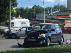 Сильно спешащая автоледи спровоцировала ДТП в Западном микрорайоне Ростова
