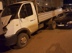 В Ростовской области иномарка въехала под грузовик