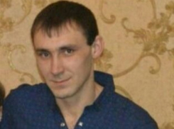 28-летнего кареглазого мужчину с татуировкой кинжала на правой руке разыскивают в Ростовской области