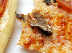 Пиццу с плесенью предложил поесть популярный ростовский ресторан имениннику