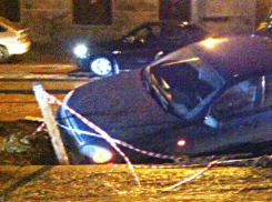 Коварная яма на ростовской улице Закруткина «поглотила» Chevrolet Lanos