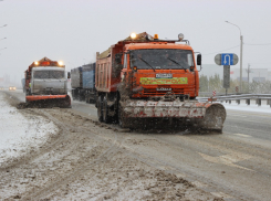 Для уборки снега на трассы Ростовской области направлены 57 спецмашин