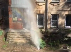 Обжигающий десятиметровый «гейзер» забил из канализационного люка во дворе Ростова