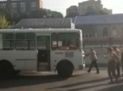 Пассажирам пришлось толкать автобус руками, чтобы уехать с главного вокзала Ростова 