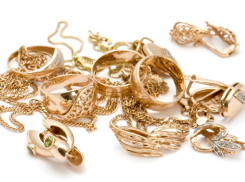 В Аксайском районе двое в медицинских масках и с пистолетами ограбили ювелирку 