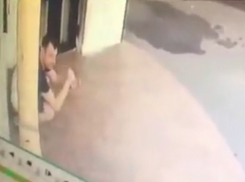 Справивший нужду на пороге дома молодой парень ужаснул жителей Ростова