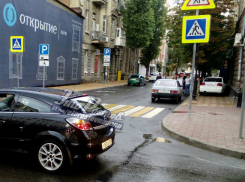 Две автоледи устроили серьезное ДТП на ровном месте в центре Ростова