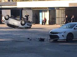 В страшной аварии с перевернутой на крышу иномаркой пострадала женщина