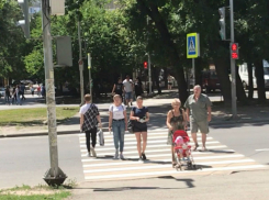 Опасные маневры бабушки, рвущейся с коляской и малышом под колеса, запечатлели ростовчане