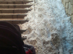 Жуткий заваленный снегом пандус возмутил ростовских матерей