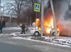 Такси с пассажирами загорелось после ДТП в Ростовской области и попало на видео