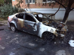 «Лексус» за 2 млн рублей сгорел на глазах владельца в Ростовской области