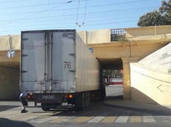 Уверенный «в своих размерах» водитель фуры застрял под мостом на ростовском Сельмаше