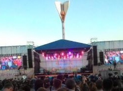 Зрители на Театральной площади в давке чуть не снесли ограждение