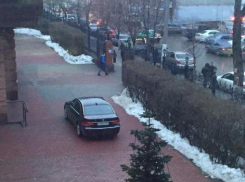 Полиция проверяет законность парковки автомобиля ректора ДГТУ на тротуаре перед зданием РГСУ