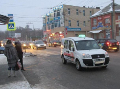 Женщина попала под колеса такси на пешеходном переходе в Таганроге 
