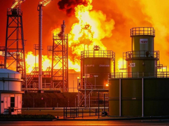 Площадь пожара на нефтебазе в Пролетарске увеличилась до 10 тыс. кв. метров