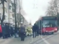Спешащая на экзамен девушка получила травмы под колесами пассажирского автобуса в Ростове