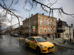 Таксистам Ростовской области отказали в праве ездить на разноцветных машинах