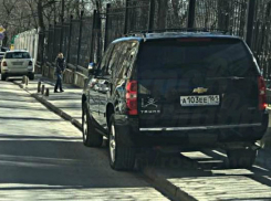 По-хамски припаркованный «монстр» на тротуаре вызвал у ростовчан желание взяться за гвозди
