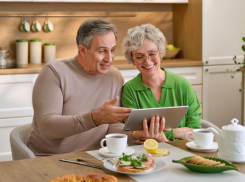 Сбер помогает пенсионерам освоить безналичные сервисы