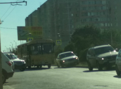 Грозный дедушка-пешеход разбил стекло автобуса, не пропустившего его на «зебре» под Ростовом