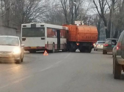 В Ростове автобус столкнулся с мусоровозом