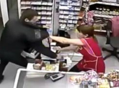 Громкими криками женщина помогла задержать вооруженного грабителя в Ростовской области