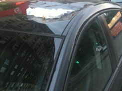 Вонючим памперсом изуродовали крышу припаркованной у дома машины в Ростове