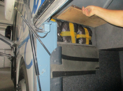 Ростовские пограничники нашли четыре тайника с вещами в автобусе