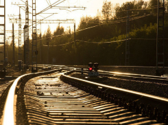 Залезший на цистерну грузового поезда мужчина погиб от удара током
