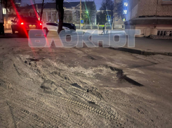 В Ростове машины после налета на неогороженную яму, уезжают на эвакуаторе