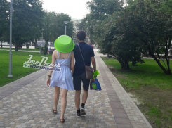 Стильный зеленый тазик на голове влюбленной ростовчанки спасал от жары и дарил хорошее настроение