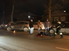 Перебежка через дорогу закончилась для жителя Ростова ожиданием скорой помощи в луже собственной крови 