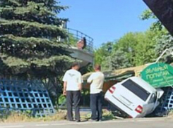 Уходящая от столкновения с КамАЗом легковушка «перелетела» через забор ресторана в Ростове 