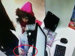 Наглое «аптечное преступление» молодой женщины с девочкой в Ростовской области попало на видео 