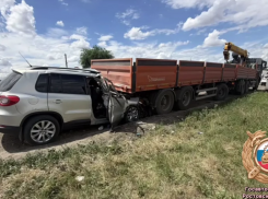 В полдень пожилой водитель иномарки влетел в КамАЗ и погиб в ДТП на донской трассе
