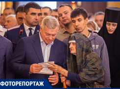 Губернатор Василий Голубев получил текст молитвы от пожилой прихожанки храма в Ростове
