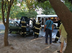 Легковушка Chevrolet вспыхнула на ходу в Ростове