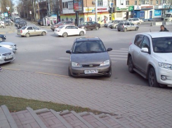 Ростовчане шокированы тем, что и пешеходные переходы стали местом для парковки