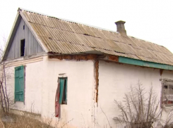 Чиновники пригрозили отобрать детей у семьи ростовчан, если взрослые не отремонтируют разрушающийся дом