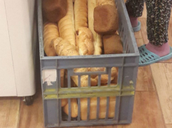 Хлебные батоны на полу в грязном ящике возмутили покупателей в магазине Ростова
