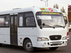 Женщина с ребенком и парень вылетели из маршрутки после тройного ДТП под Ростовом