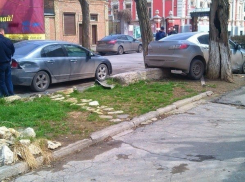  В Таганроге «Мазда» застряла между деревьями