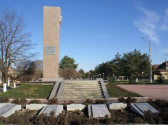 Семиметровая стела в Сальске напоминает о кровопролитных боях за Ростовскую область