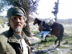 Сигналить потише его коню попросил оказавшийся в Ростове китайский пилигрим Цзин Ли