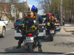 Скромные мотоциклисты в форме МЧС прокатились по Ростову с заклеенными номерами