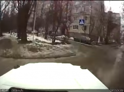 В Ростове «Мерседес» не вписался в поворот и снес знак