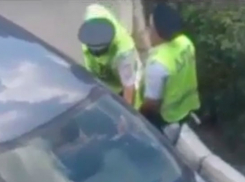 Автоледи оплатила штраф в кустах ростовского двора и попала на видео