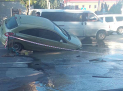 «Отремонтированный» асфальт разверзся и поглотил иномарку с автоледи у светофора в Ростове